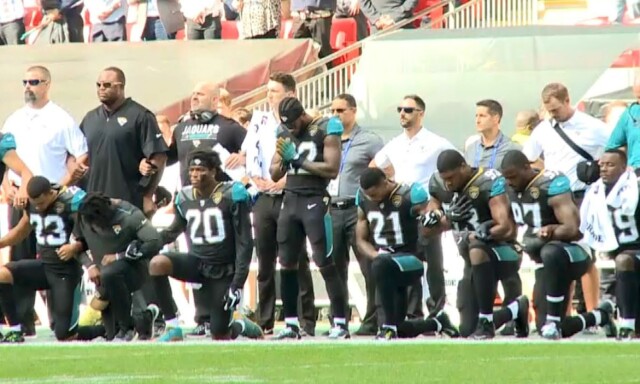 Her kneler NFL-spillerne under nasjonalsangen